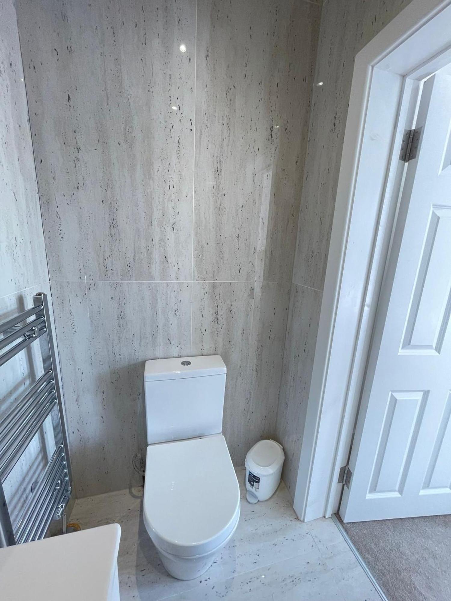 Comfortable Bay Window Stone Private Bathroom Edgware Exteriör bild