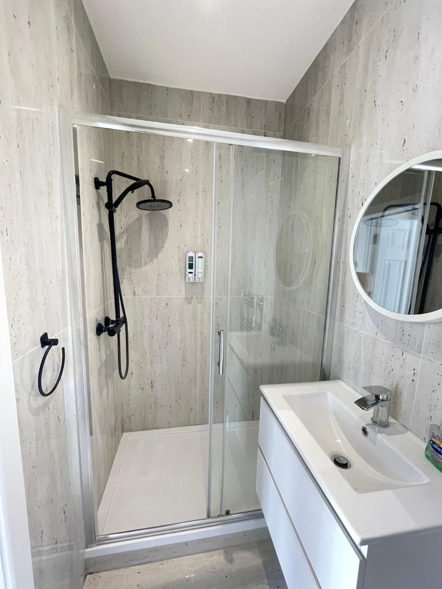 Comfortable Bay Window Stone Private Bathroom Edgware Exteriör bild