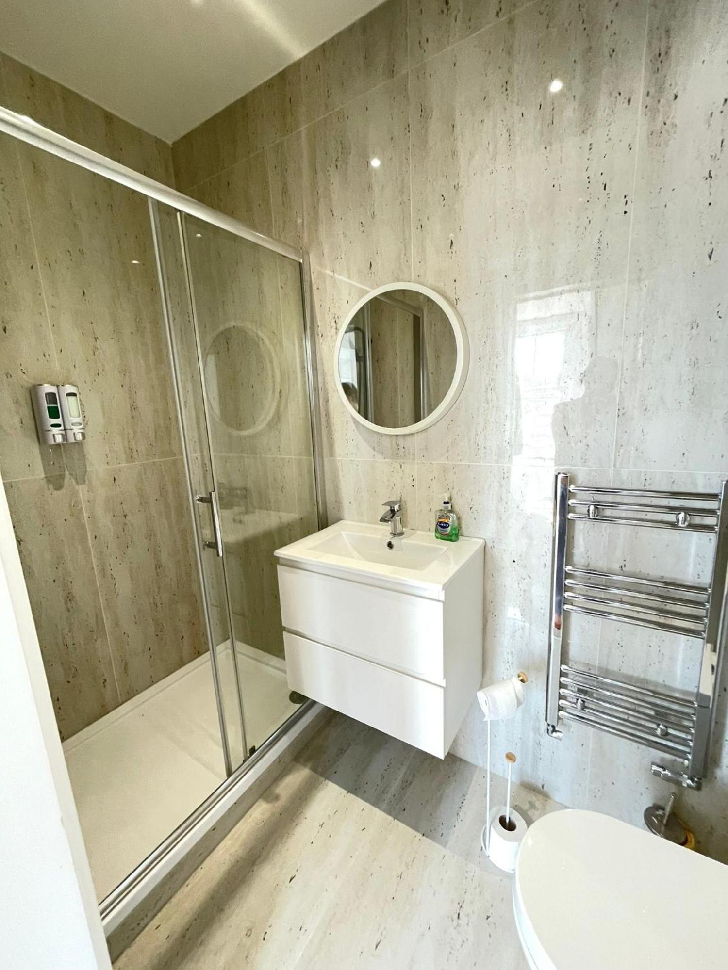 Comfortable Bay Window Stone Private Bathroom Edgware Exteriör bild